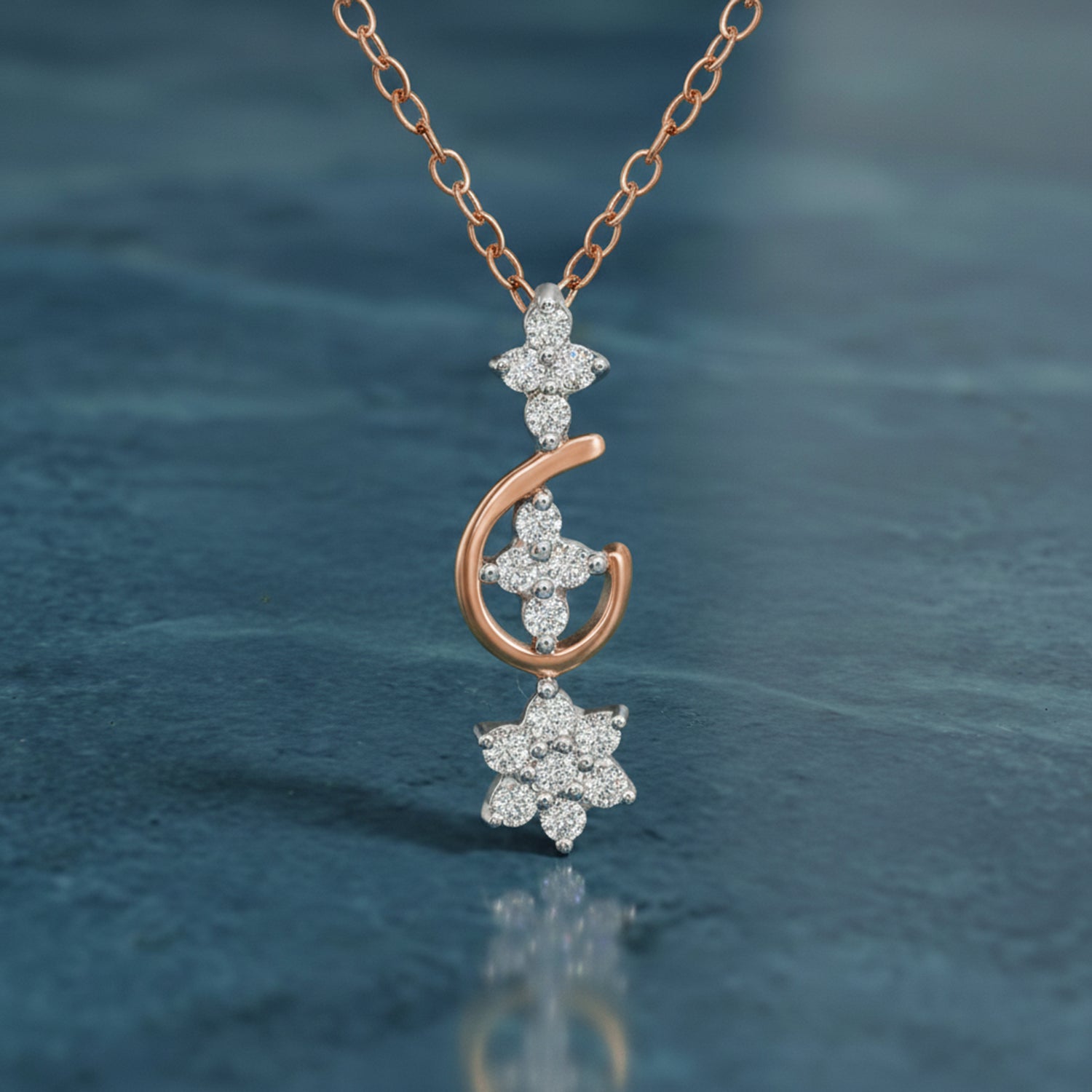0.15 Ct Floral Diamond Pendant Necklace in 14Kt