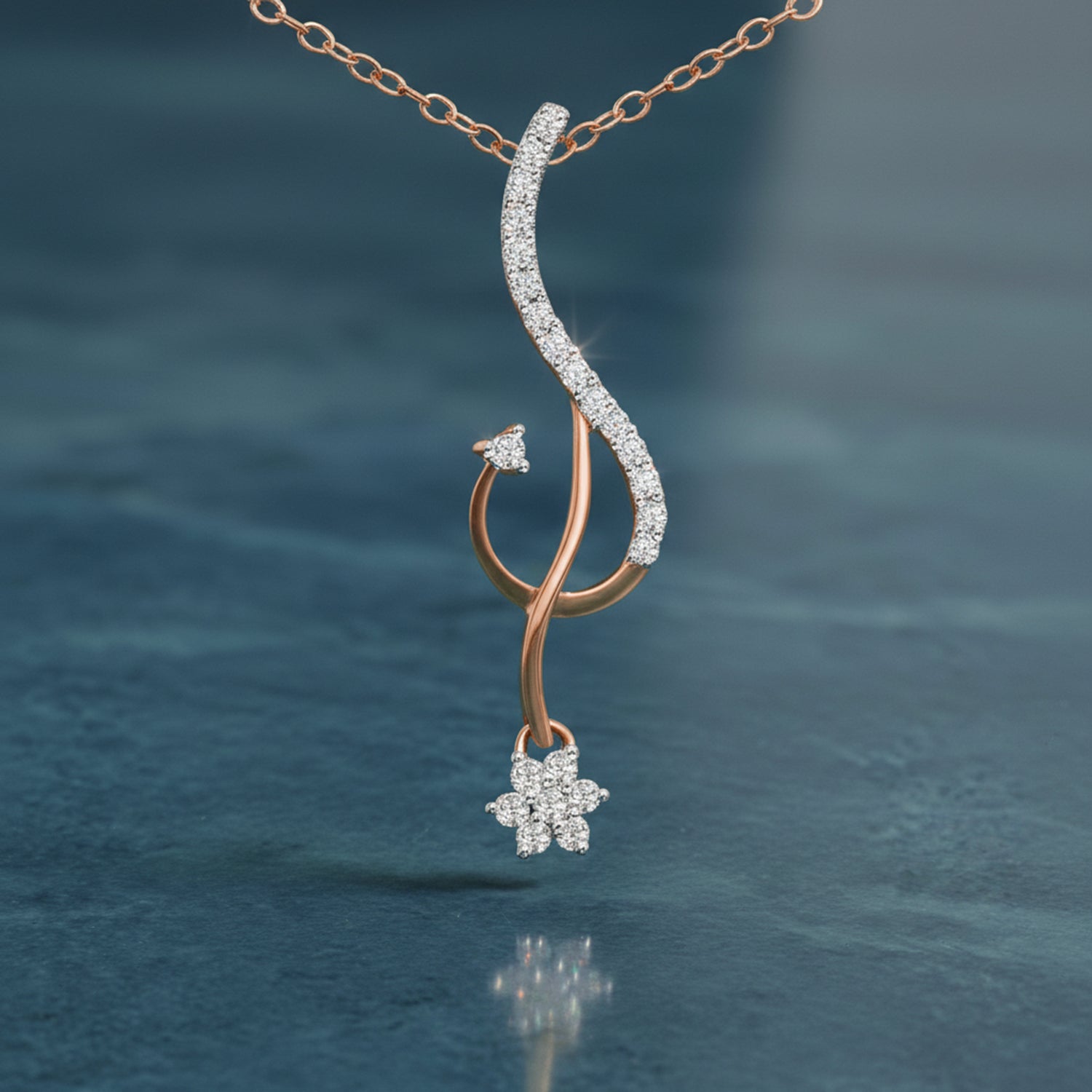 0.2 Ct Floral Diamond Pendant Necklace in 14Kt